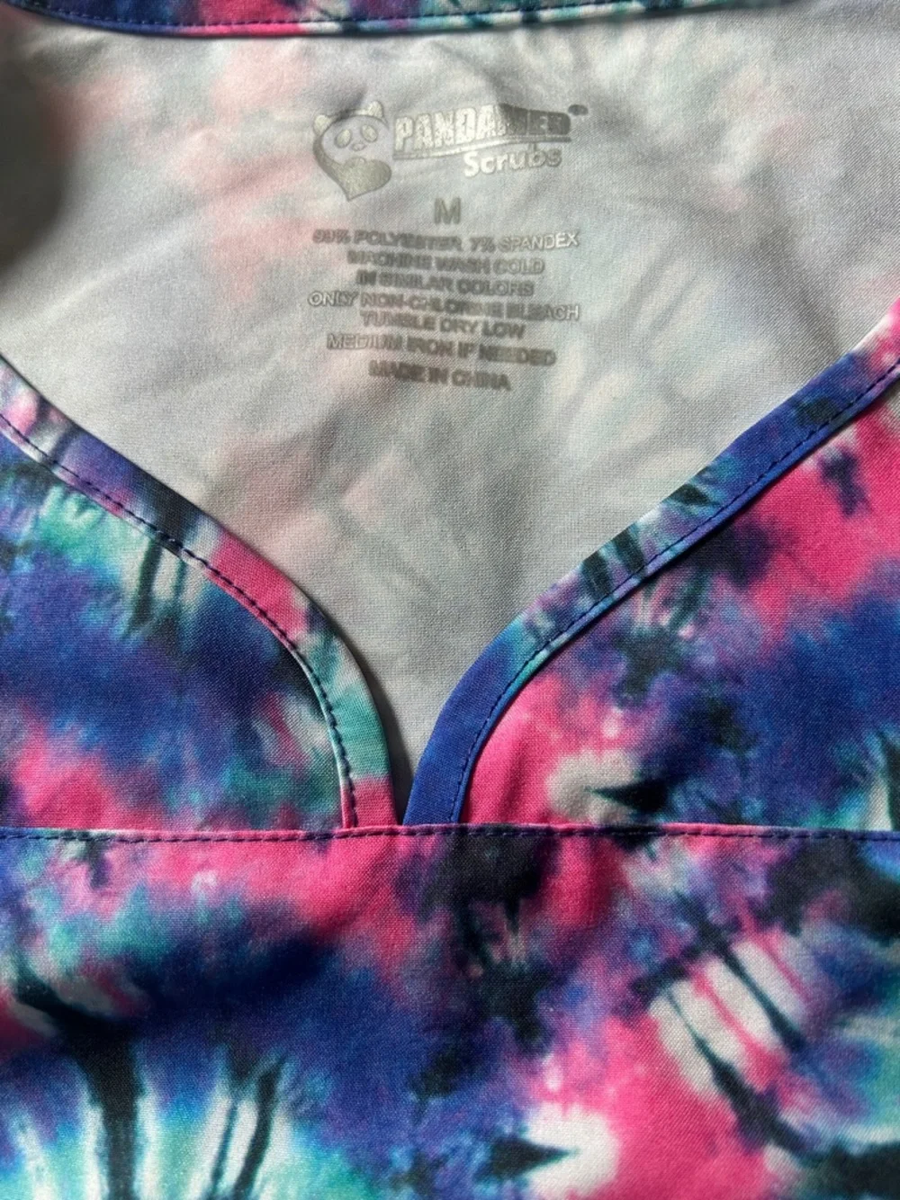 Women’s Tie Dye Scrub Top Size Medium - Picture 2 of 3